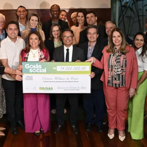 Gracinha Caiado na entrega simbólica de recurso para assistência social dos municípios