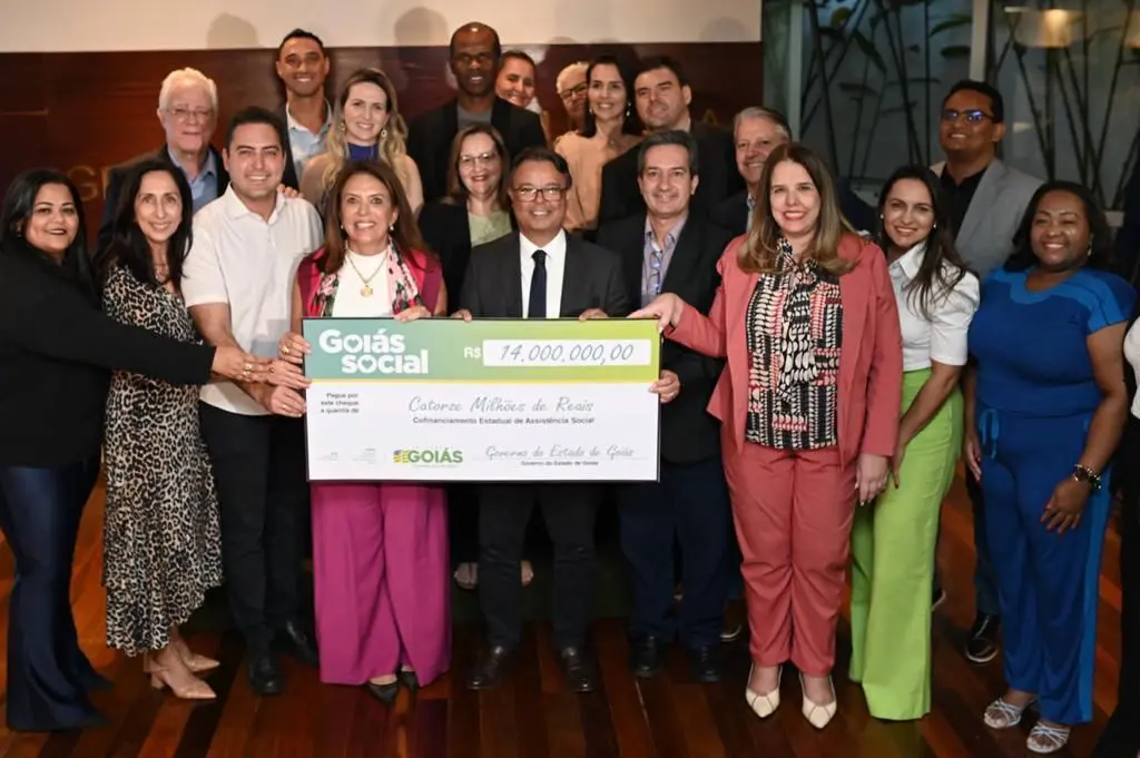 Gracinha Caiado na entrega simbólica de recurso para assistência social dos municípios