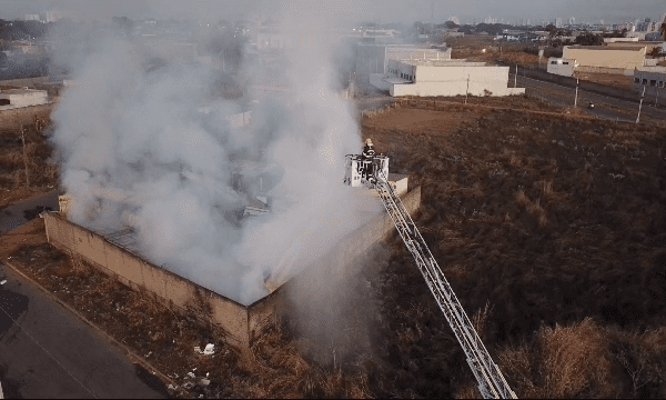 Bombeiros controlam incêndio em depósito de madeira em Aparecida