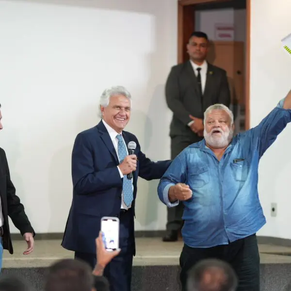 Governo de Goiás entrega títulos de domínio de terras e outorgas da água
