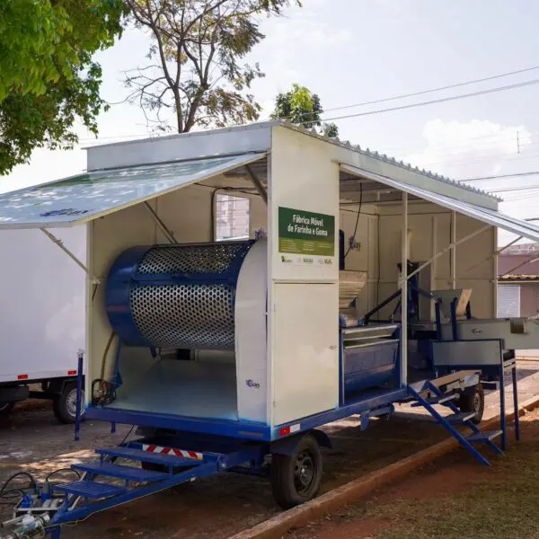 Seapa entrega fábricas móveis de farinha a municípios goianos nesta terça-feira