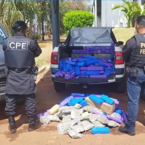 PM e PF apreendem veículo com mais de 300 kg de maconha