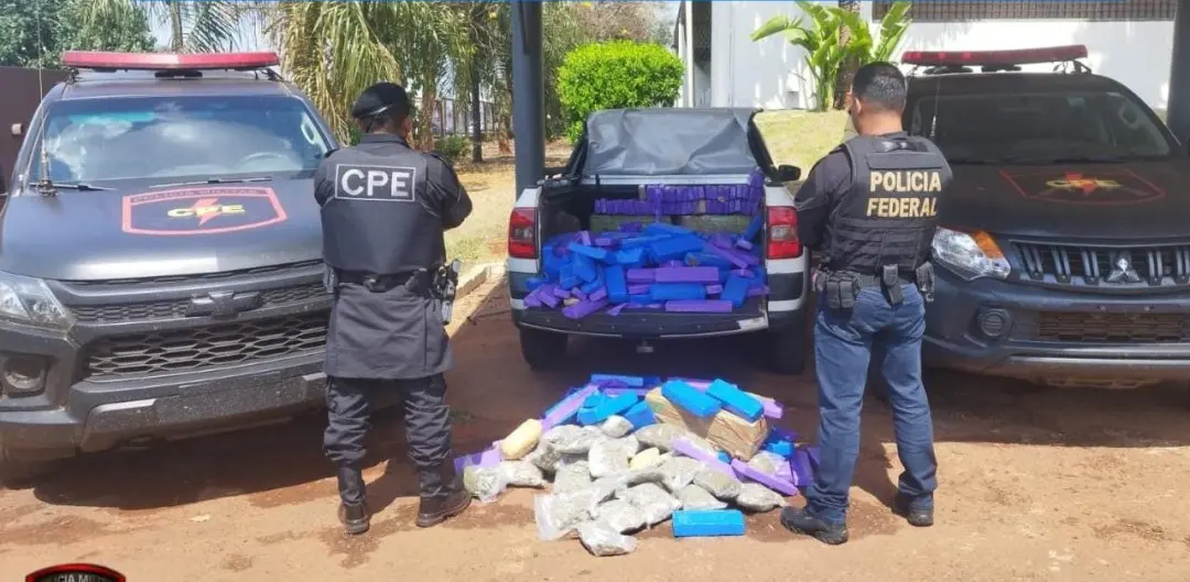 PM e PF apreendem veículo com mais de 300 kg de maconha