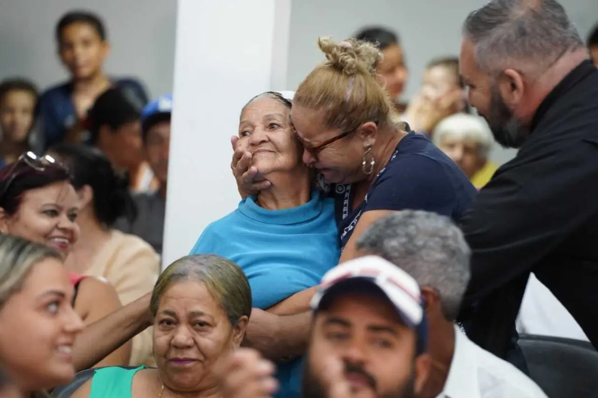 Família contemplada em sorteio de casas a custo zero