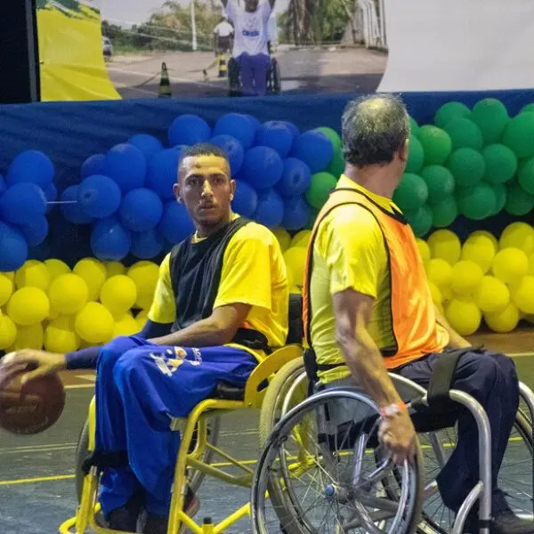 Pacientes do Crer jogando basquete em cadeirasde roda