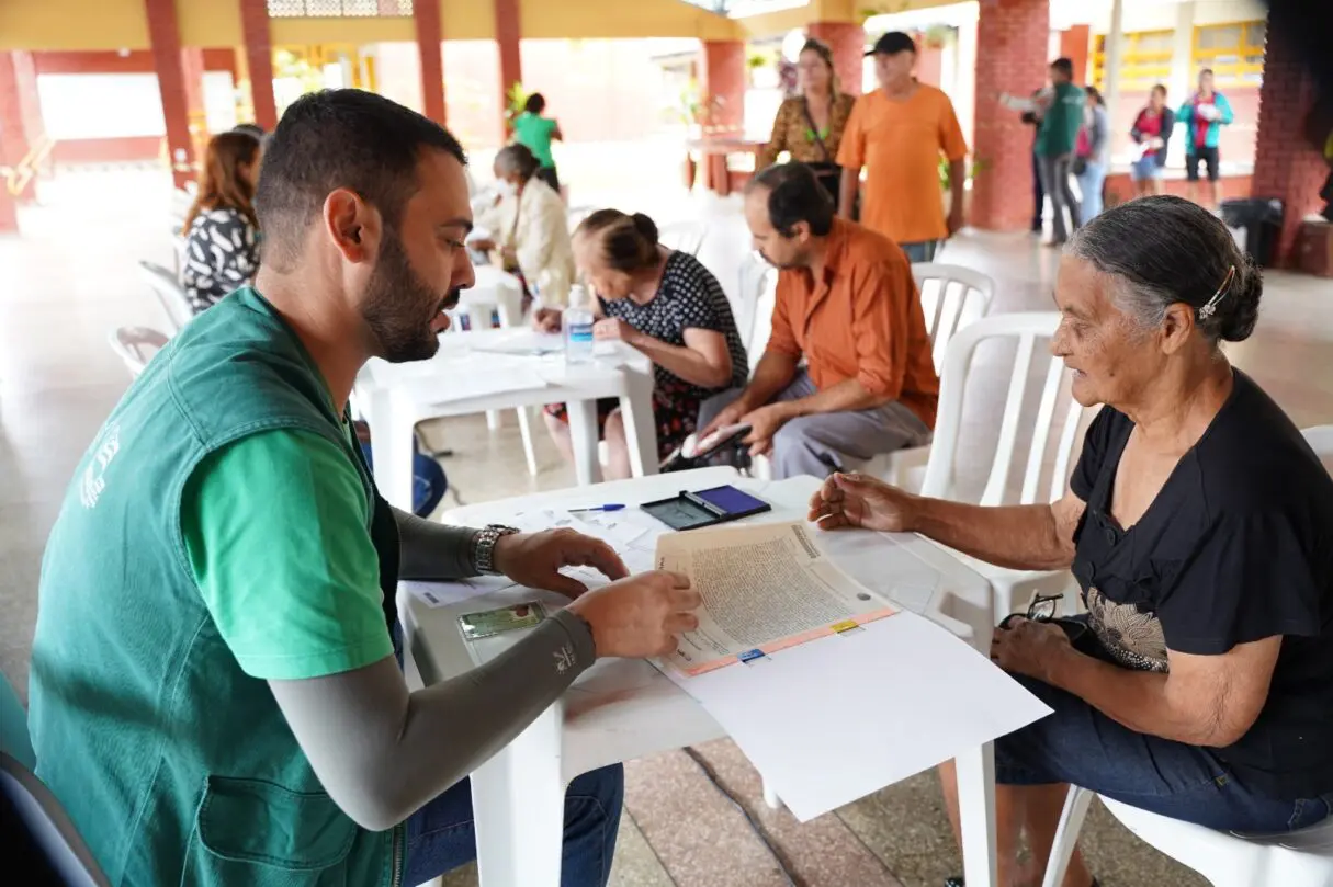 Entrega de escritura em ação de regularização fundiária em Goiânia