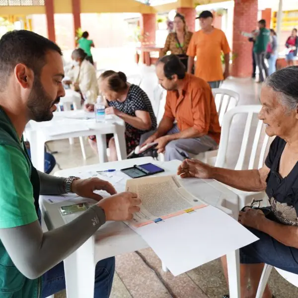 Entrega de escritura em ação de regularização fundiária em Goiânia