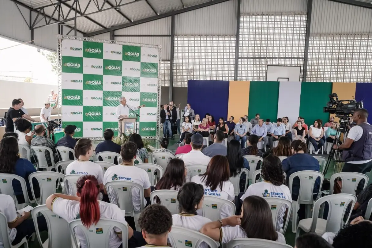 Caiado discursa na quadra do Colégio Estadual Benedito Lucimar Hesketh