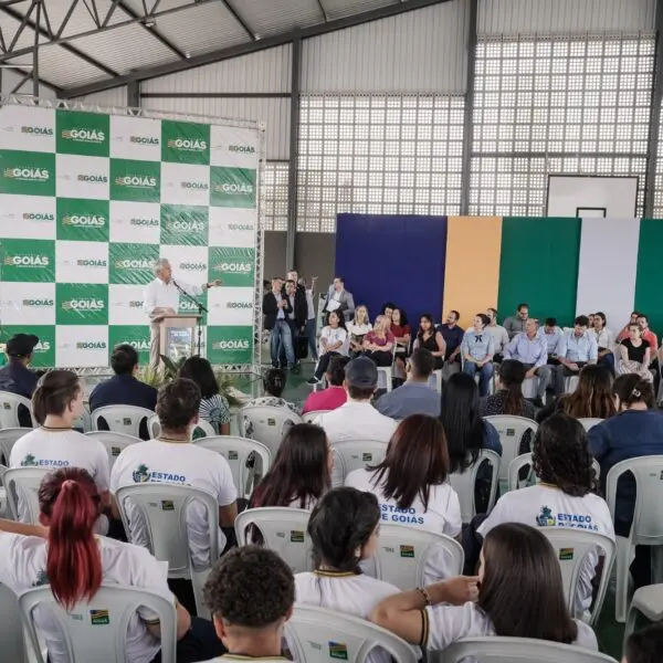 Caiado discursa na quadra do Colégio Estadual Benedito Lucimar Hesketh