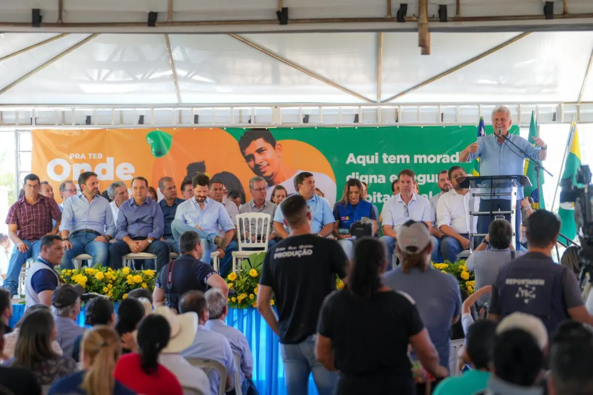 Caiado destaca parceria ao entregar casas a custo zero