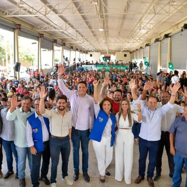 Mais 600 famílias recebem cartões dos Mães de Goiás e Dignidade