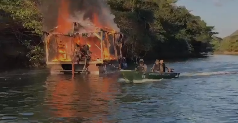 Batalhão Ambiental da PMGO destrói garimpo ilegal no Rio Corumbá