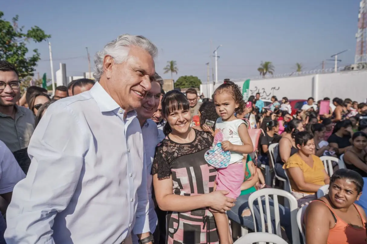 Caiado durante evento de entrega de benefícios em Águas Lindas de Goiás