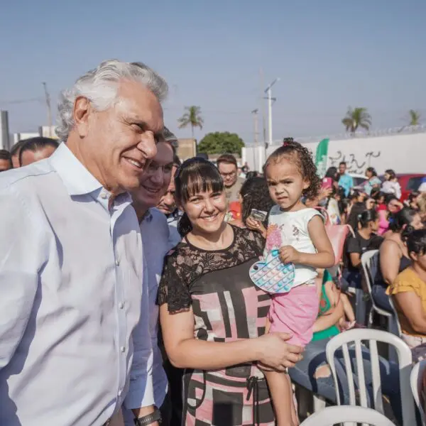 Caiado durante evento de entrega de benefícios em Águas Lindas de Goiás