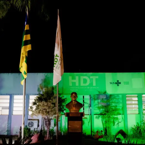 HDT abre processo seletivo para ampla concorrência e cadastro de reserva Fachada do HDT iluminada de verde em alusão ao Setembro Verde