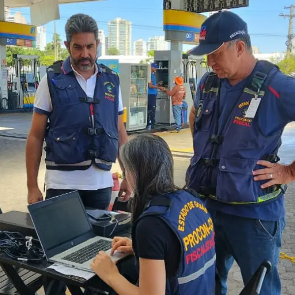 Procon notifica postos de combustíveis