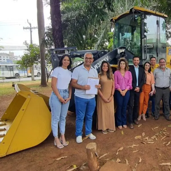 Pá-carregadeira e caminhão compactador de lixo são entregues a Edéia e Matrinchã