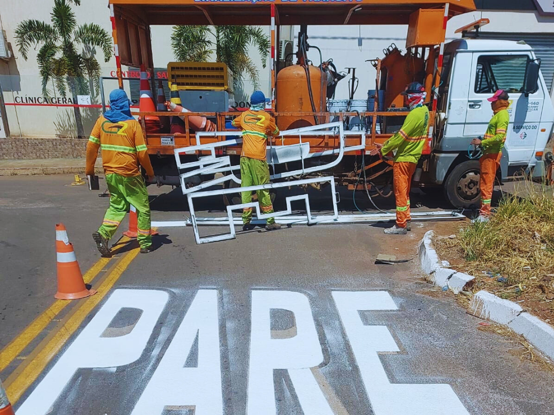 Equipes do Detran pintando faixa em rua pelo programa Sinaliza Goiás