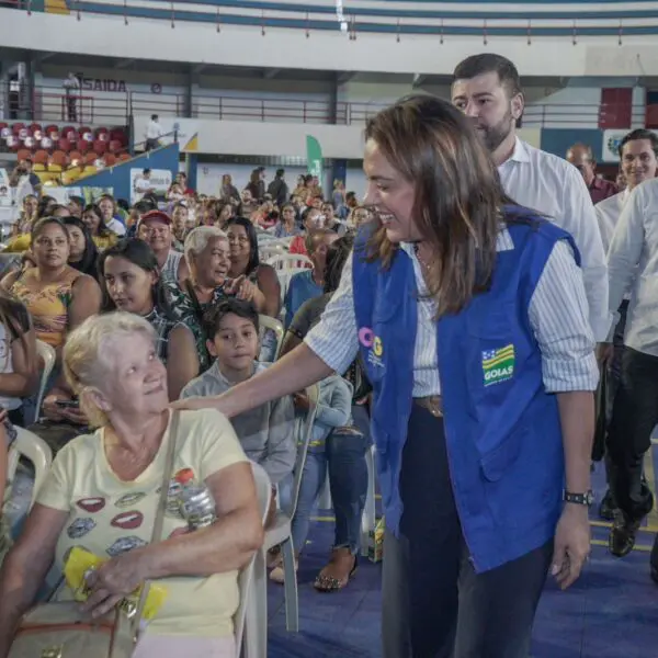 repasse dos benefícios ocorreu no Ginásio Newton de Faria, onde foram atendidos 577 moradores, sendo 254 com cartões do Mães de Goiás, 181 com cartões do Dignidade e 142 com o Aluguel Social.