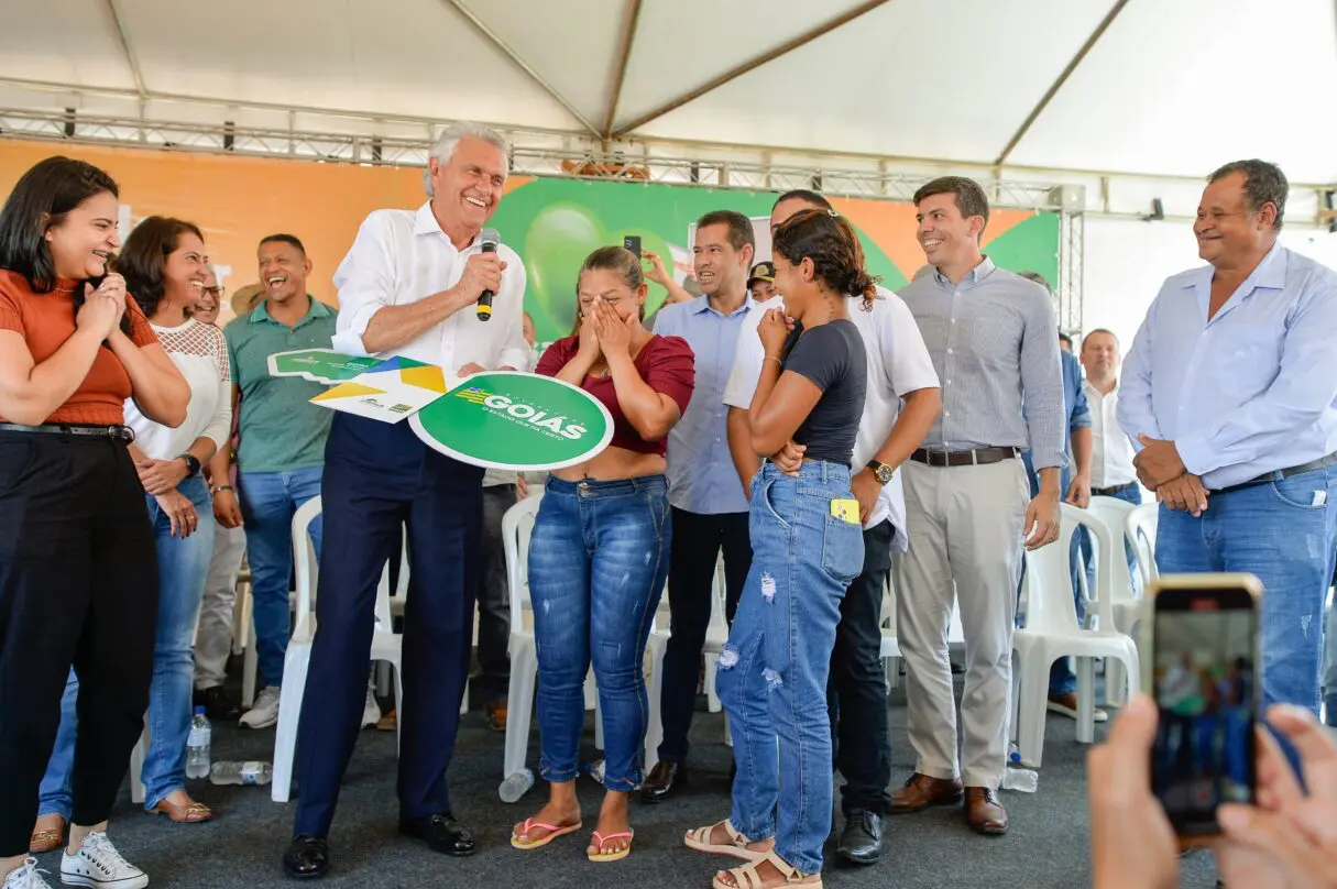 Caiado entrega chave simbólica de casas a custo zeo