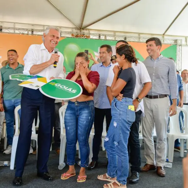 Caiado entrega chave simbólica de casas a custo zeo