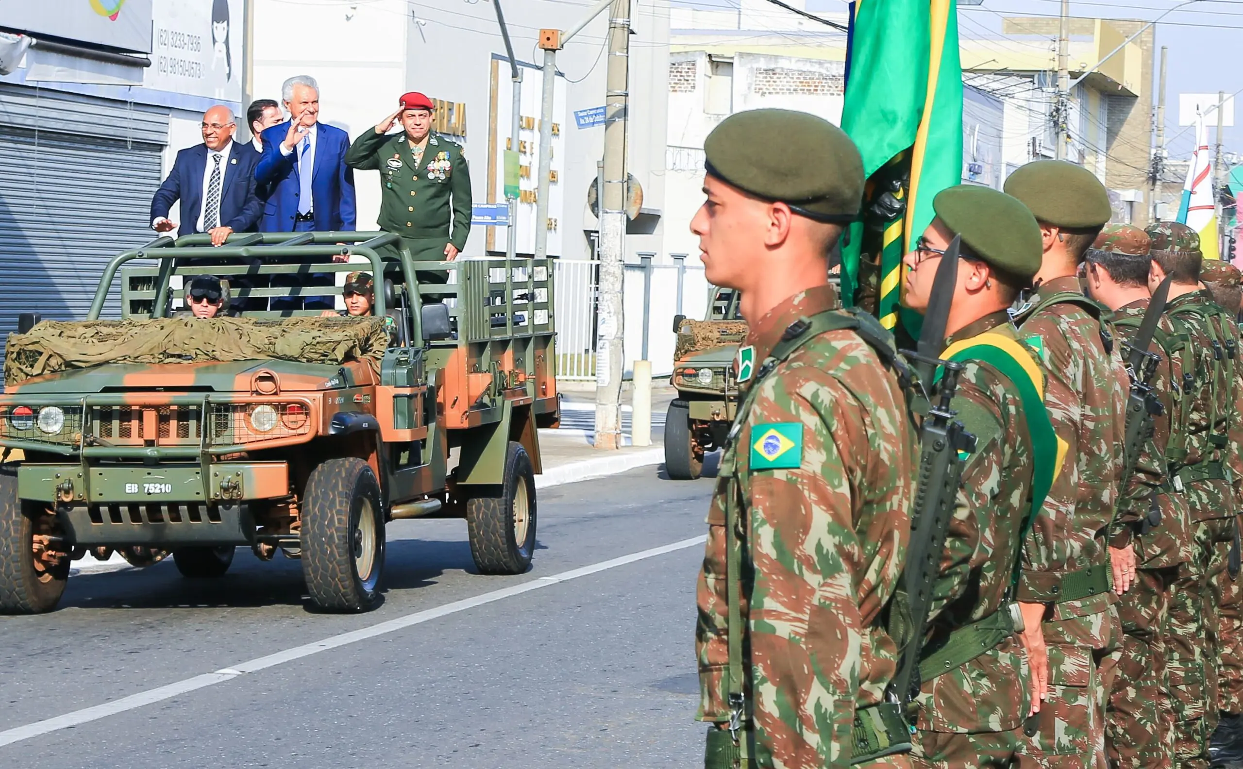 Caiado no desfile do aniversário de Goiânia