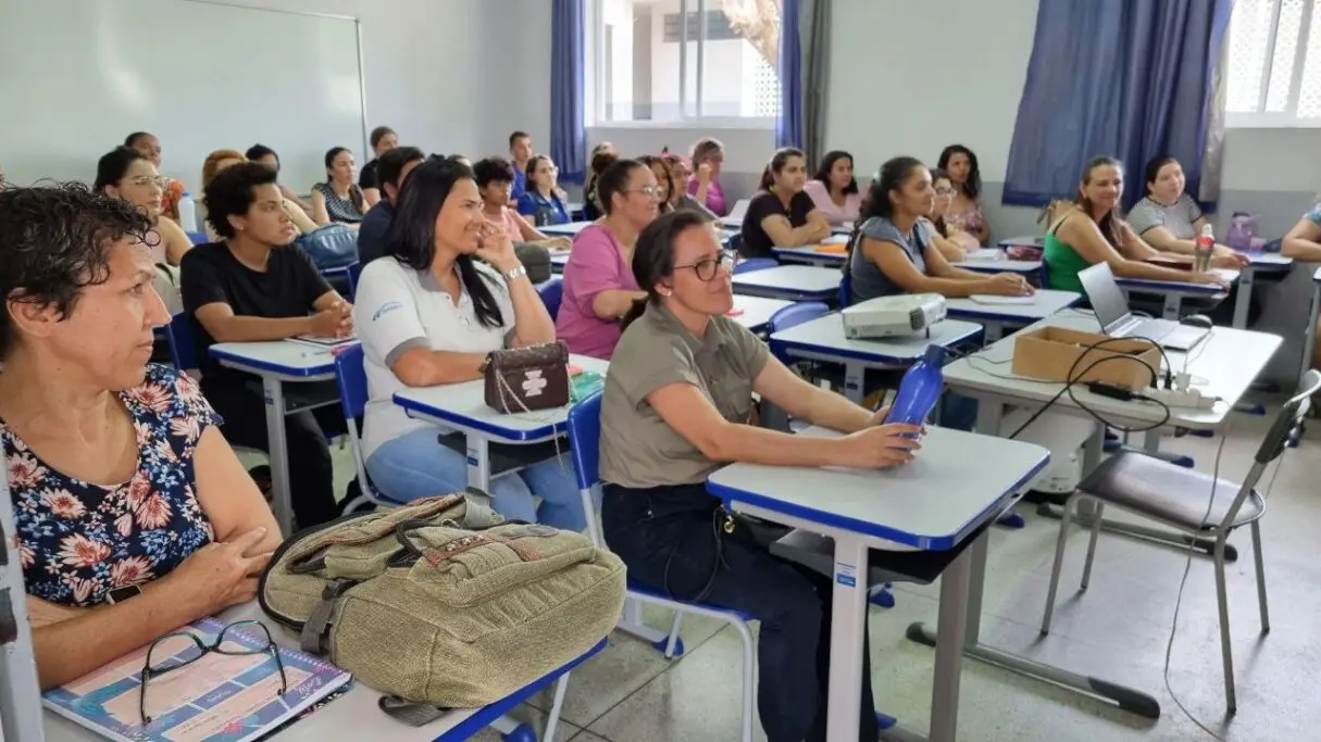 Pessoas na sala de aula. Seduc oferece curso de Libras