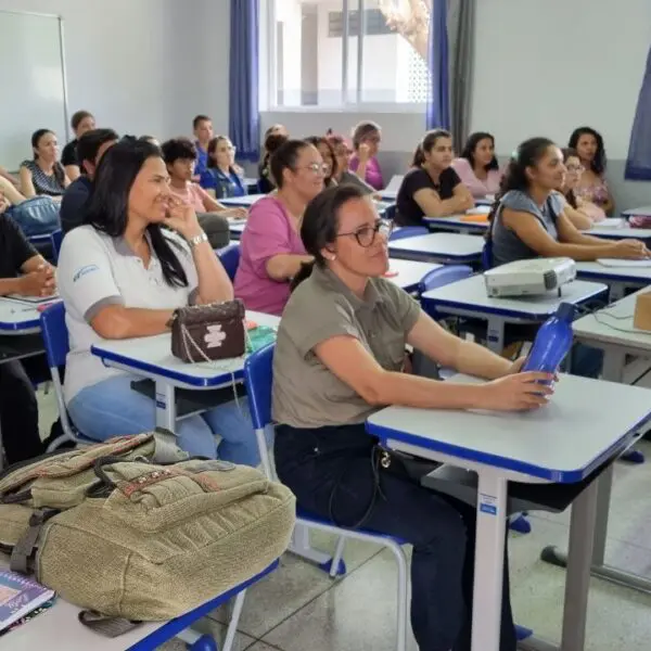 Pessoas na sala de aula. Seduc oferece curso de Libras