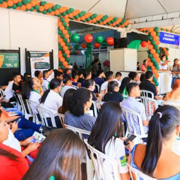 FEIRÃO DE EMPREGOS NA PRAÇA CIVICA