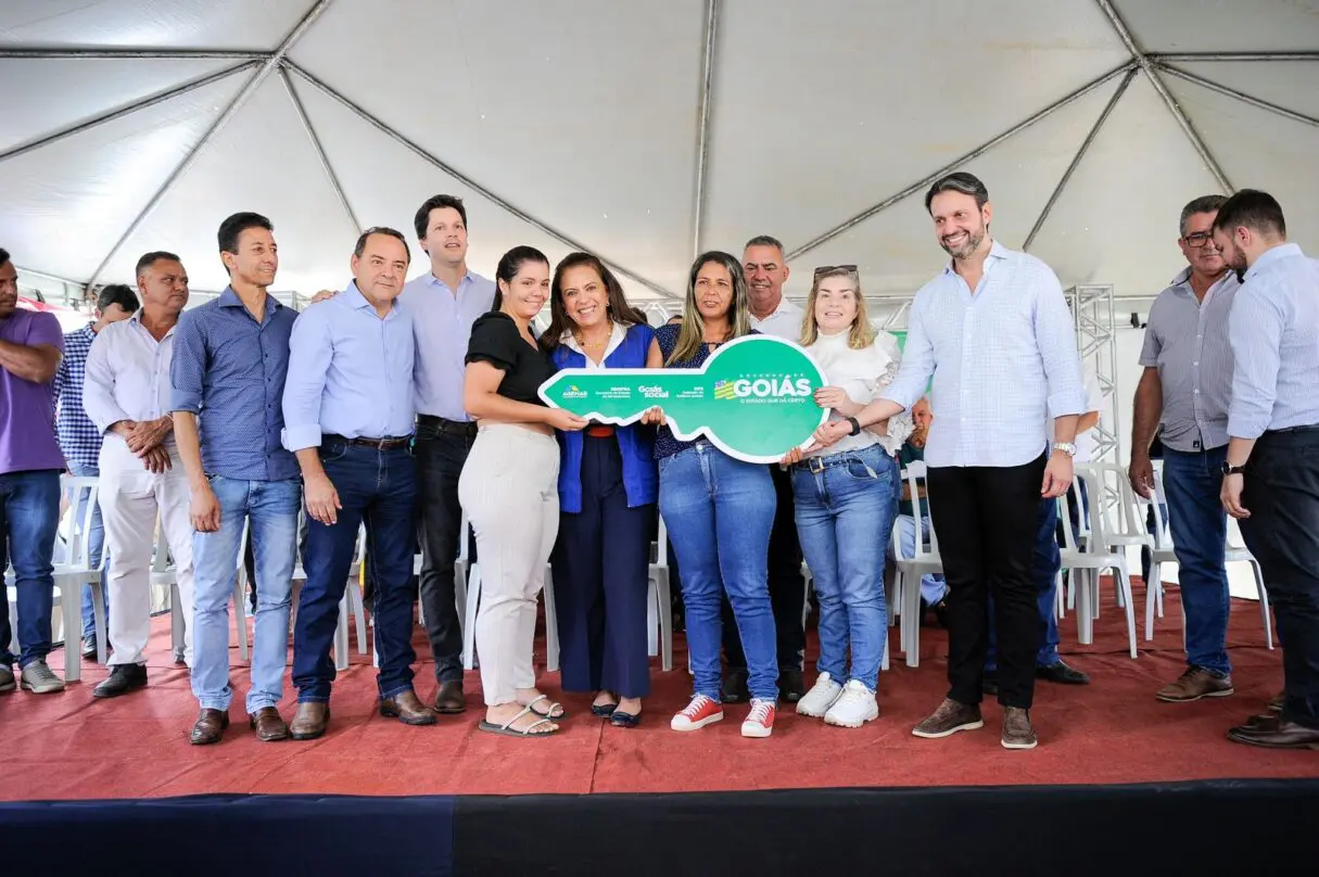 Gracinha Caiado entrega casas a custo zero em Córrego do Ouro