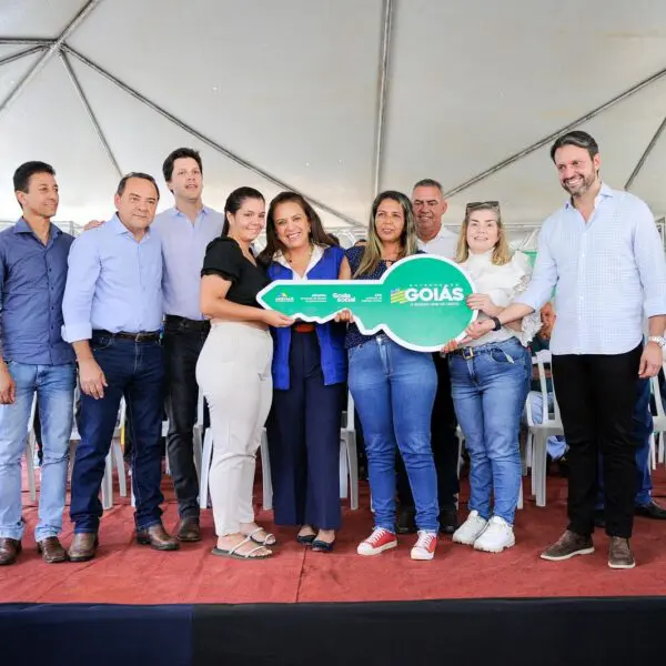 Gracinha Caiado entrega casas a custo zero em Córrego do Ouro