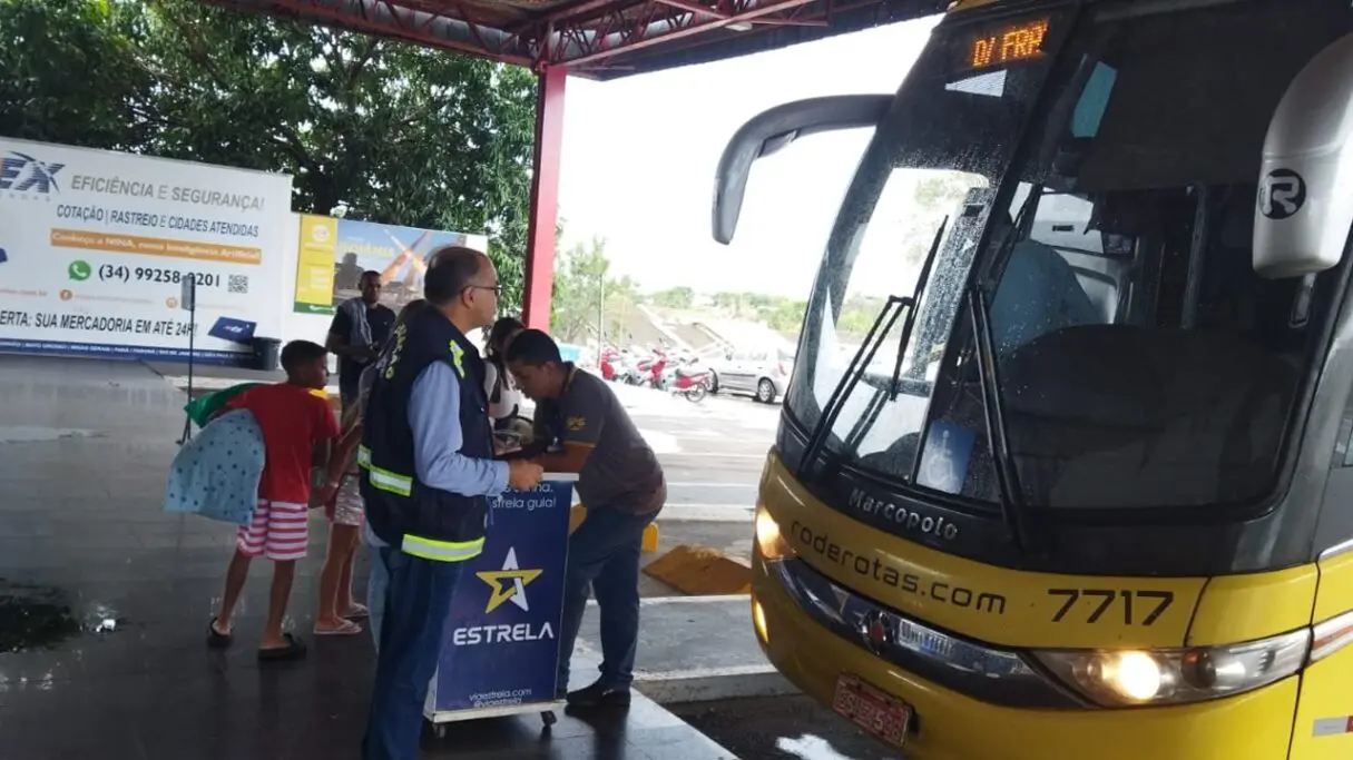 ônibus na rodoviária do estado