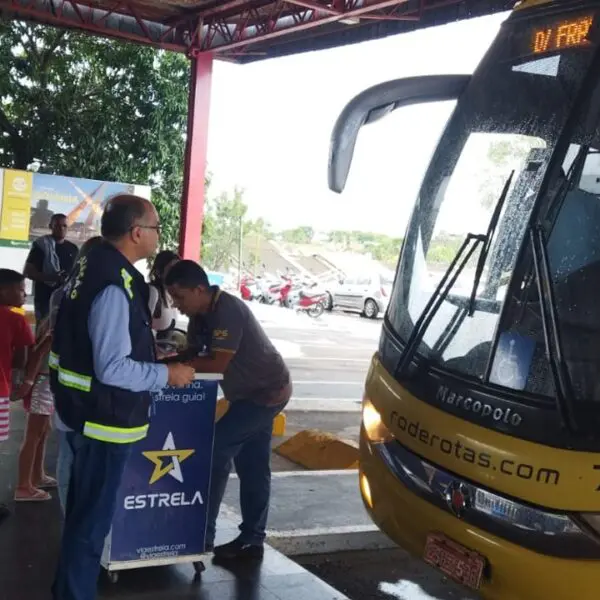 ônibus na rodoviária do estado