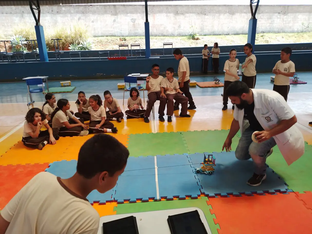 Alunos apresentando trabalhos no Torneio de Robótica