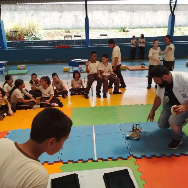 Alunos apresentando trabalhos no Torneio de Robótica