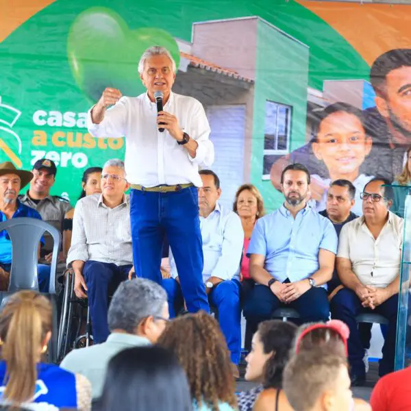 Caiado entrega casas a custo zero em Abadia de Goiás