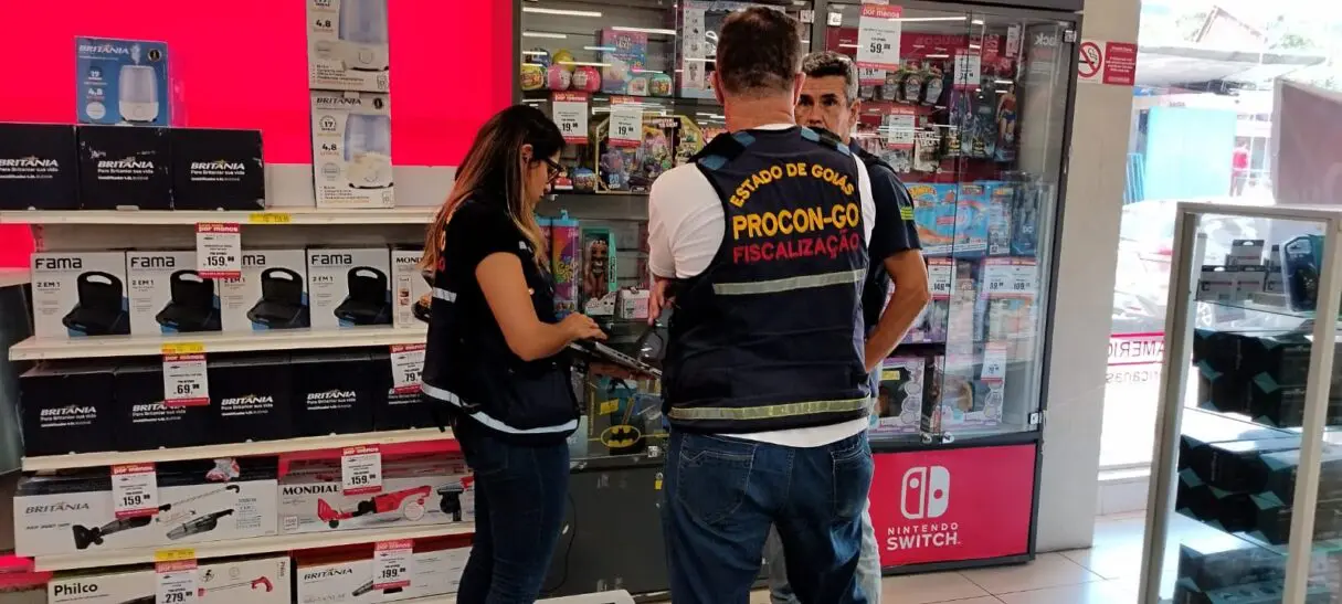 Fiscais do Procon Goiás durante ação na Black Friday