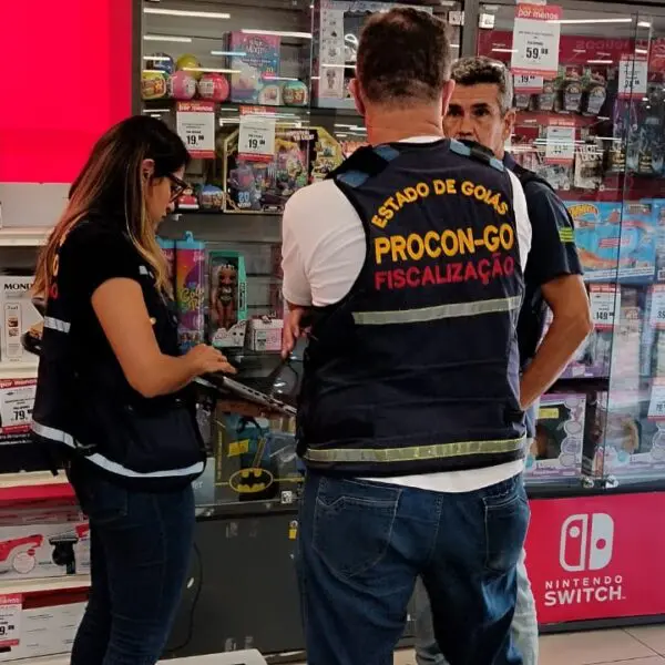 Fiscais do Procon Goiás durante ação na Black Friday