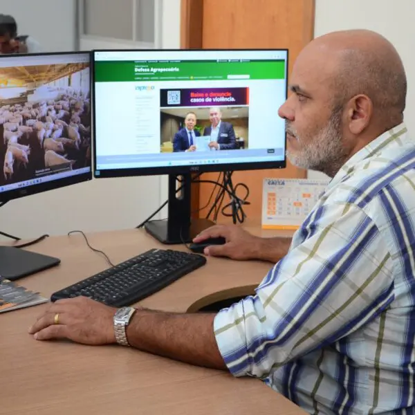 Agrodefesa_pessoa fazendo recadastramento anual