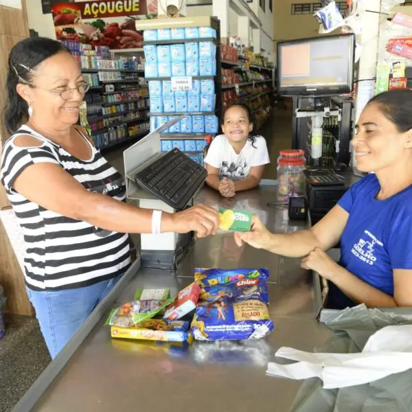 Mulher usa cartão do Goiás Social para fazer compras em supermercado