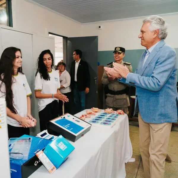 Governador e estudantes_Bolsa Estudo