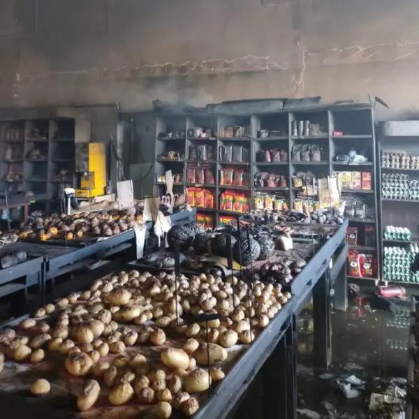 Bombeiros combatem incêndio em Abadia de Goiás