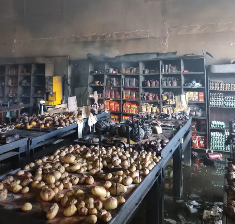 Bombeiros combatem incêndio em Abadia de Goiás