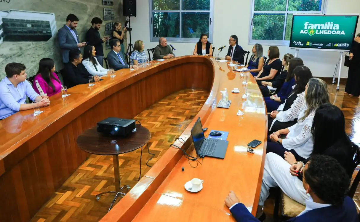 Gracinha Caiado firma acordo para Programa Família Acolhedora