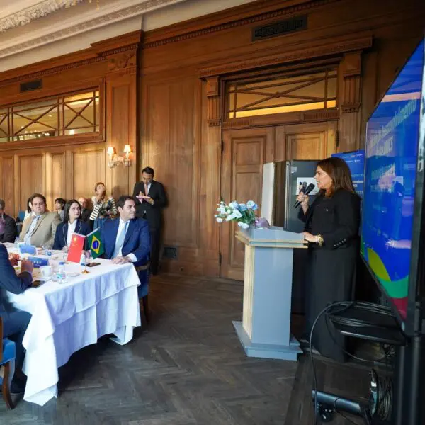 Em palestra na China, Gracinha Caiado destaca redução da pobreza em Goiás