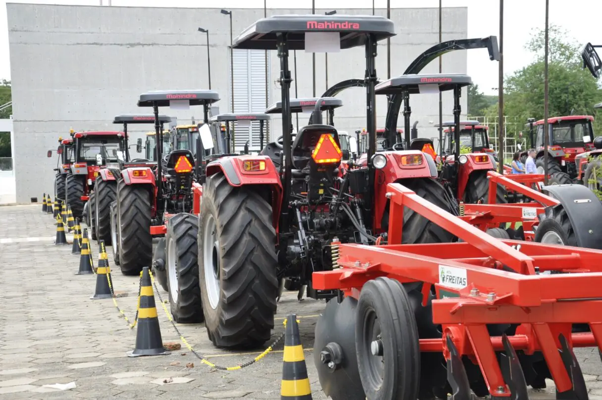 Seapa entrega máquinas agrícolas a 22 prefeituras