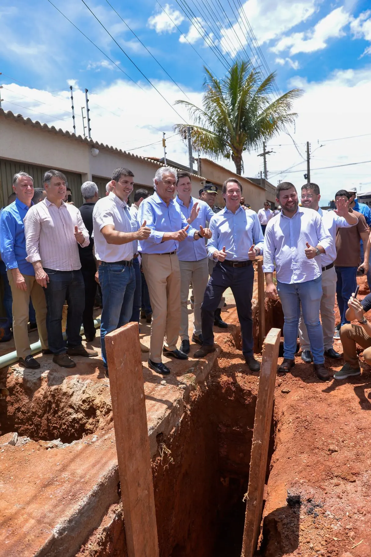 Caiado vistoria obras de saneamento em Anápolis