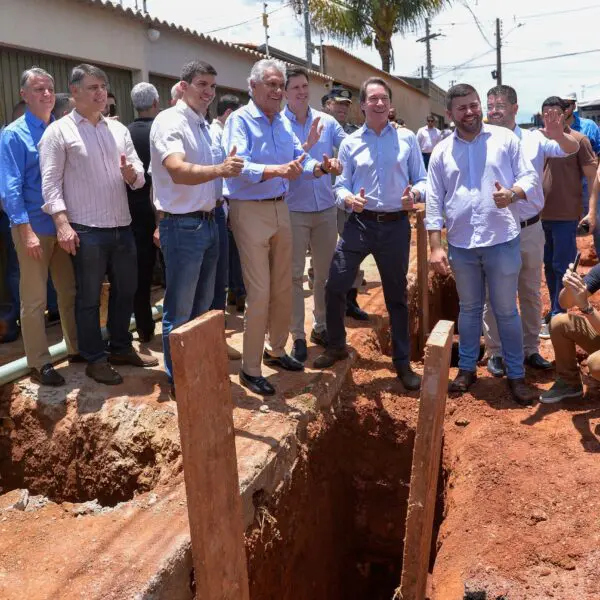 Caiado vistoria obras de saneamento em Anápolis