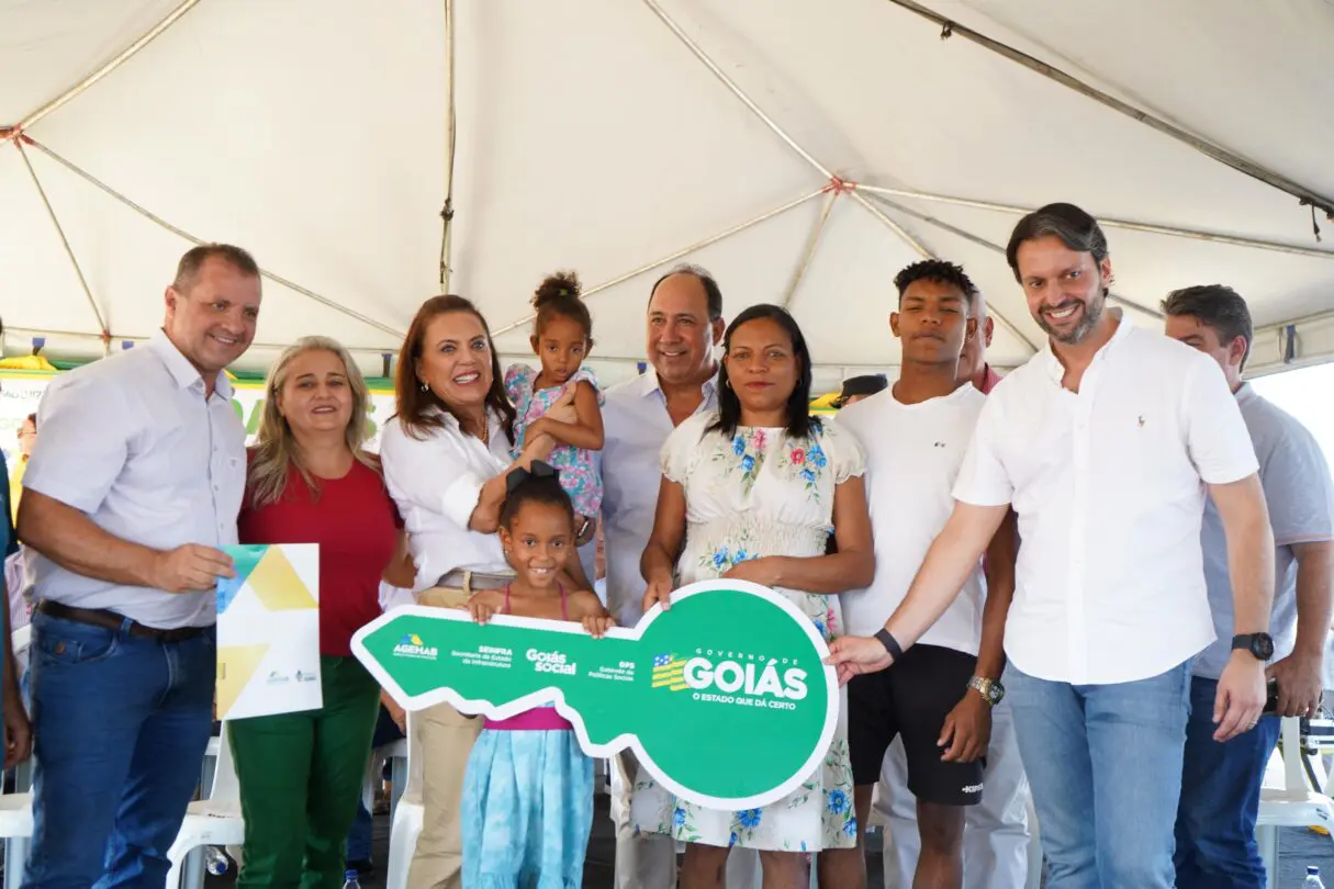 Em São Luiz do Norte, Gracinha Caiado entrega casas a custo zero e distribui brinquedos