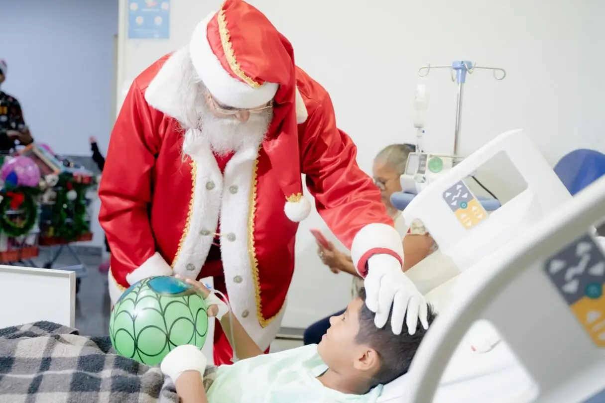 Papai Noel entrega brinquedos para crianças hospitalizadas no Hecad